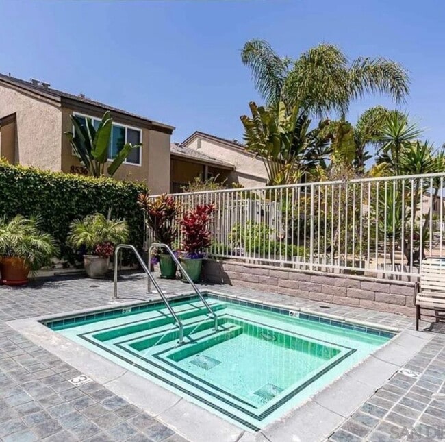 Building Photo - Villa La Jolla