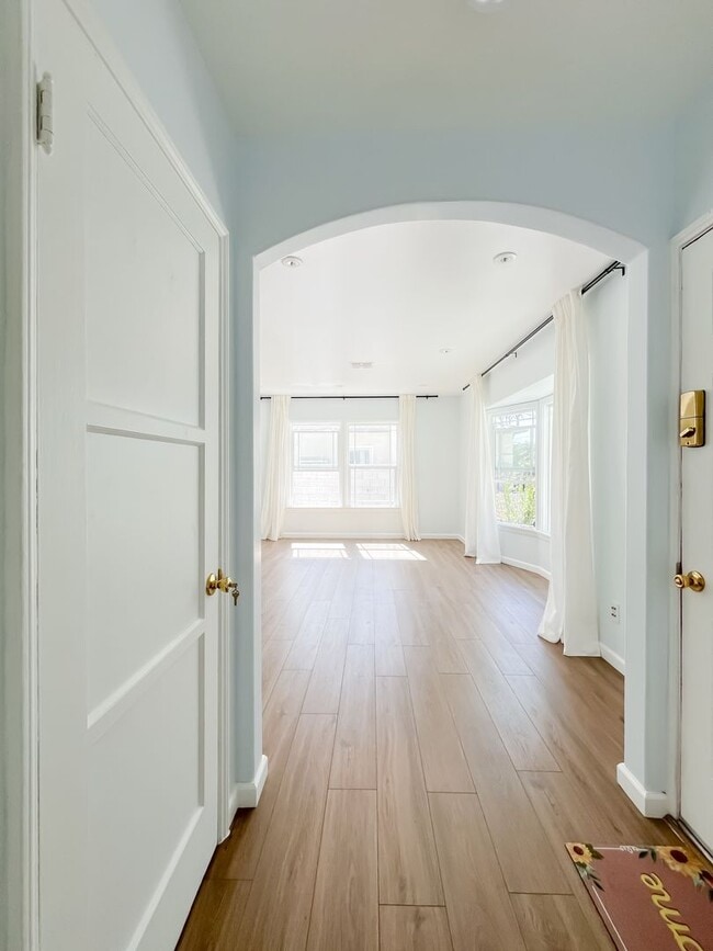 Building Photo - Charming Stand-Alone Home - 3BR/1BA with Parking