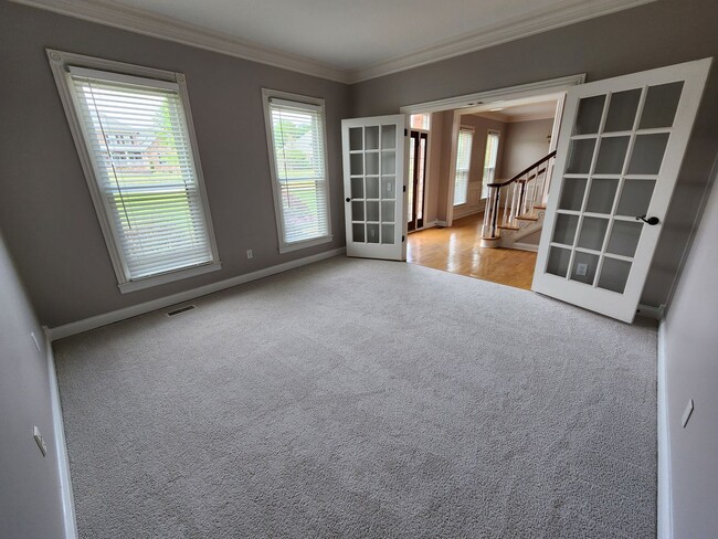 Building Photo - Gorgeous 4/3.5 with amazing back patio!
