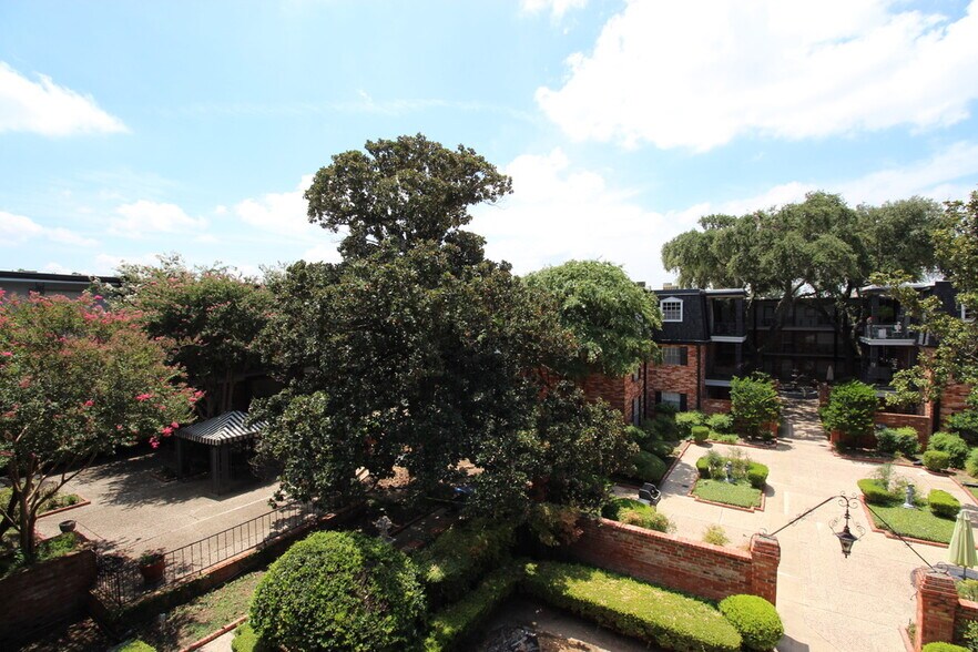 Building Photo - 8401 N New Braunfels Ave