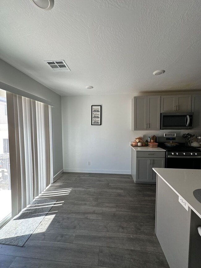 Building Photo - Charming Townhome