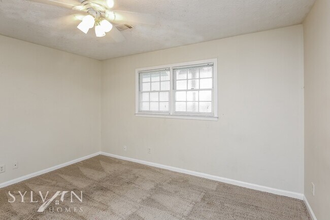 Building Photo - Enjoy one-level living in this 2 bedroom, ...