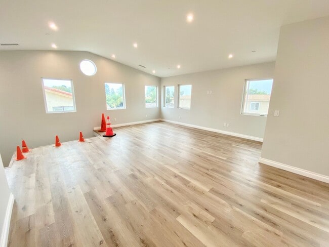 Building Photo - 2 Bedroom House