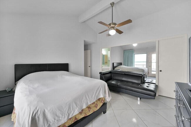 Building Photo - Fully Furnished 2 bedroom Lakefront with 1...