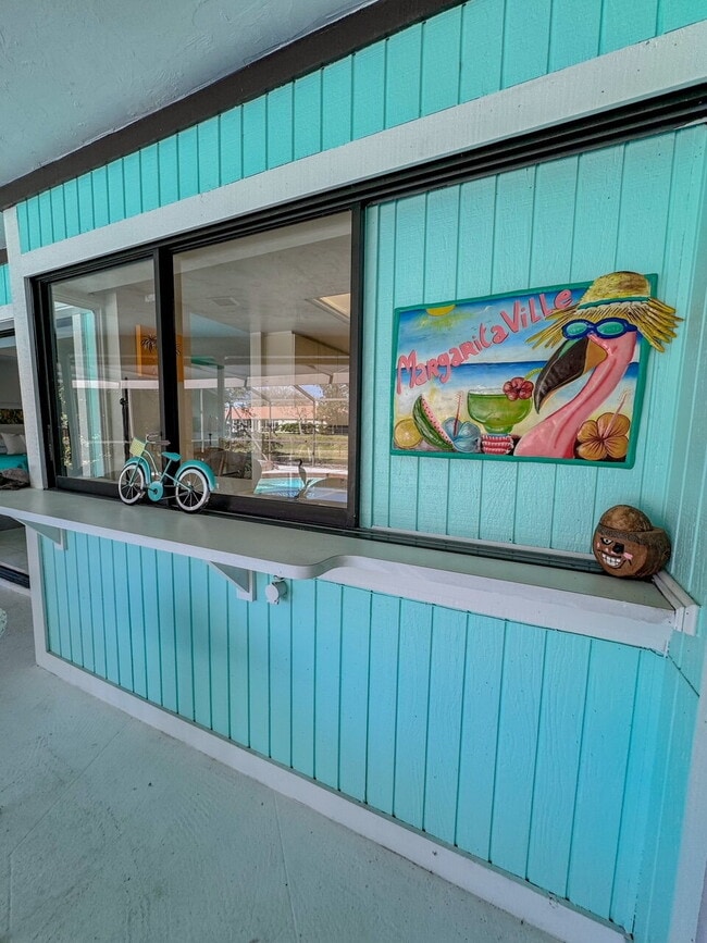 Building Photo - Gorgeous pool and spa home in central Sarasota