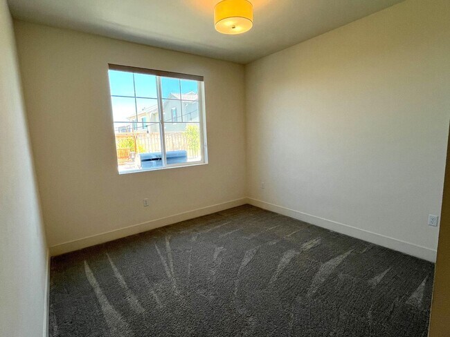 Building Photo - Spacious 4-Bedroom Home in Prime Tracy Loc...