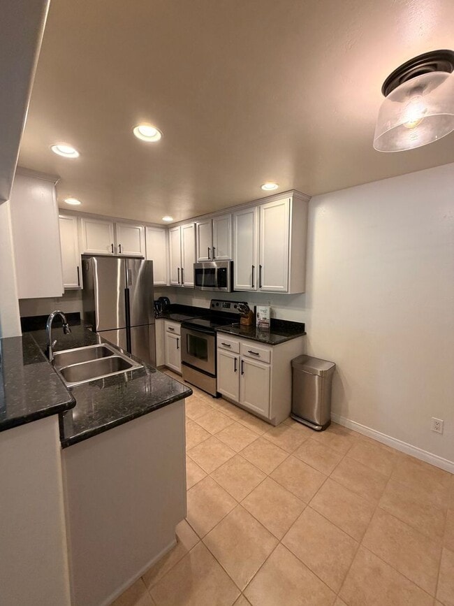 Building Photo - Beautifully Updated 2 bd 2 ba Crown Point Condo