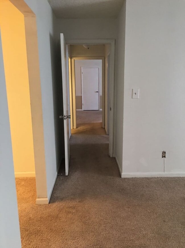 Building Photo - Renovated 2 Bedroom / 2 Bath Condo for Rent