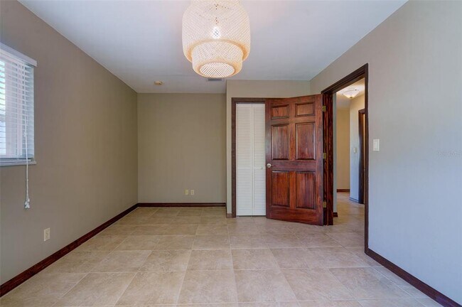 Building Photo - 215 Garden Cir