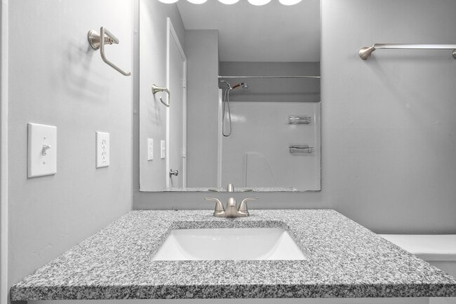 Building Photo - 830 Iris Ln