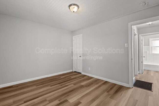 Building Photo - 7120 Greenhaven Dr