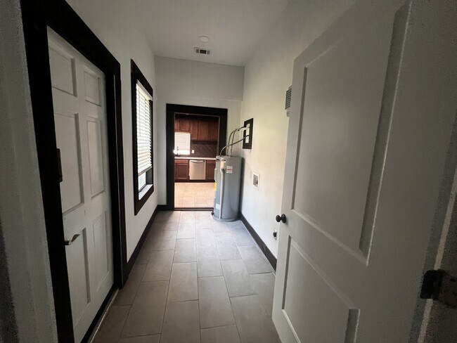 Building Photo - 112 Yates St