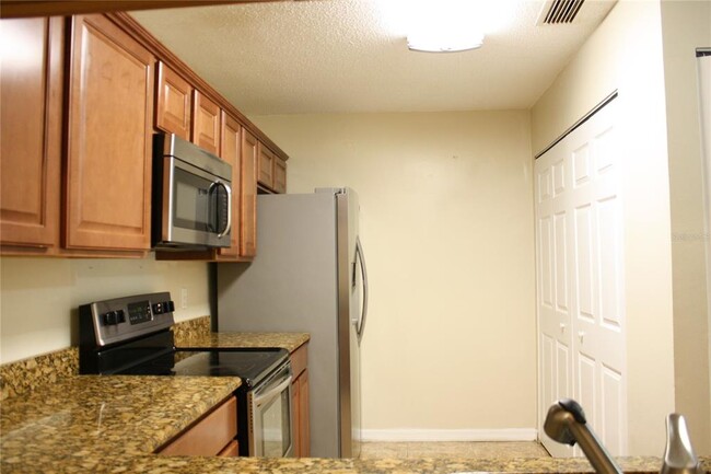 Building Photo - 630 Kenwick Cir