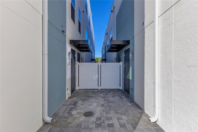 Building Photo - 320 Center Lake Ln