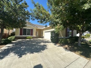 Building Photo - 2 Bed 2 Bath Plus Den In Summerset Orchard...
