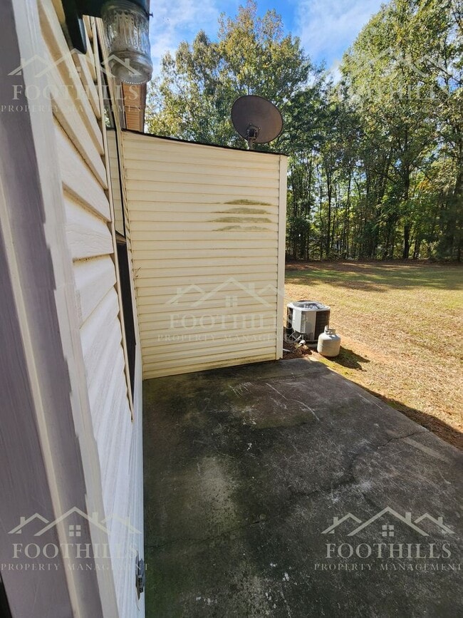 Building Photo - Modern 2-Bedroom Townhouse Near Anderson U...