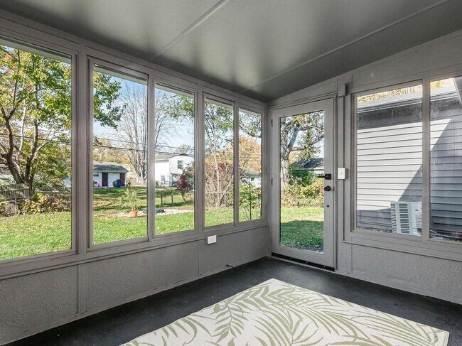 Building Photo - 1543 S Hamilton Rd