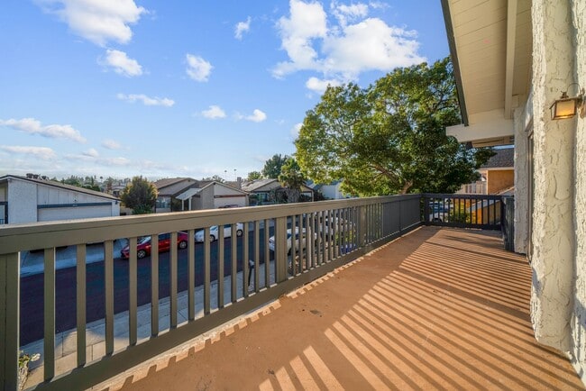 Building Photo - Exceptional 4 bedroom, 3 baths + loft, 2 s...