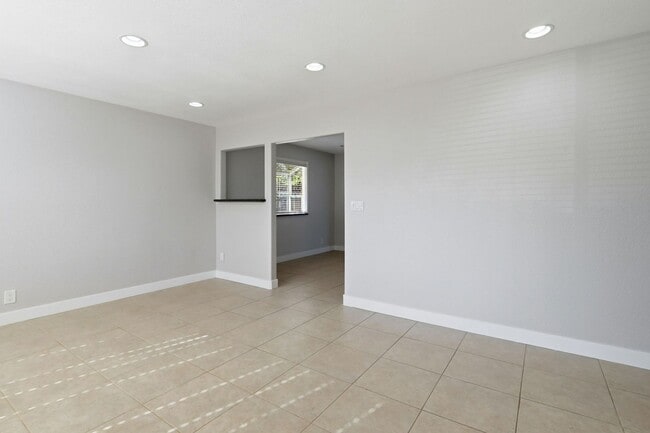 Building Photo - Stylish and Spacious Milpitas Home with Large Deck and Backyard