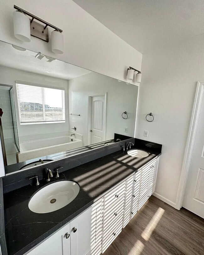 Building Photo - 15835 Santa Clara Ct