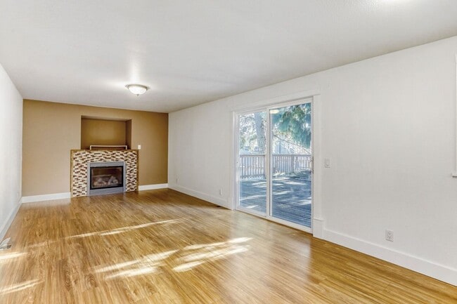 Building Photo - Amazing 3bed/1.5bath with Attached Garage in Kirkland!