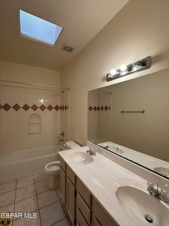 Building Photo - 380 Jardin Bello Ave