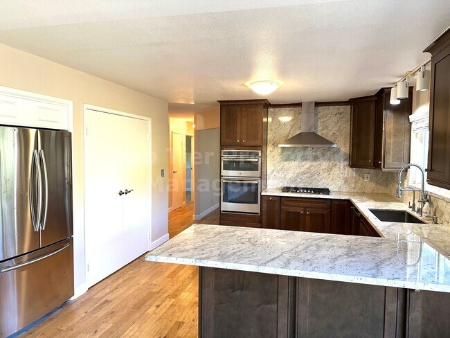 Building Photo - Beautiful 5 Bed, 2 Bath, 2,066 Sqft Pleasa...