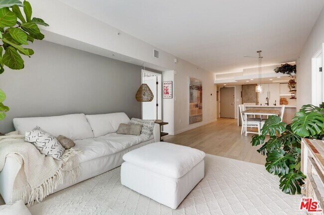 Building Photo - 13700 Marina Pointe Dr