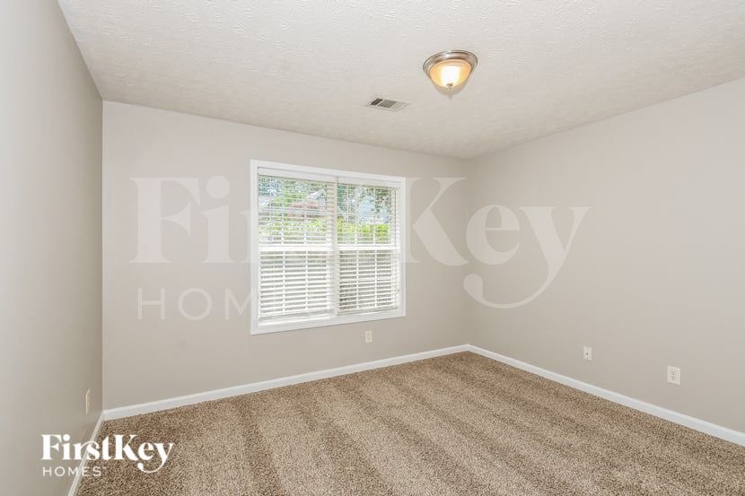 Building Photo - 830 James Ridge Dr