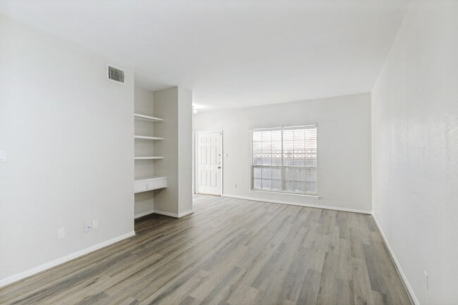 Building Photo - 2626 Holly Hall St
