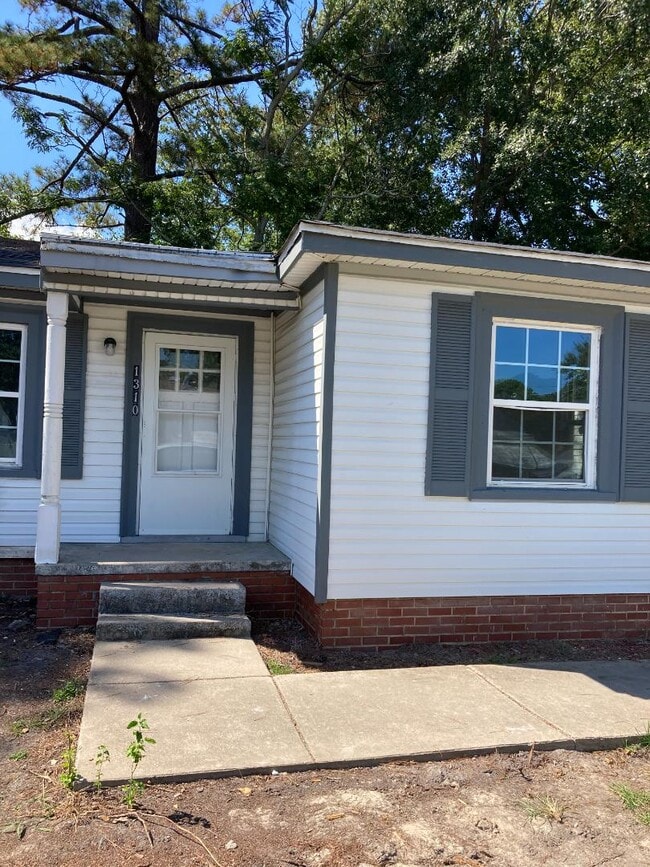 Primary Photo - 1310 Meadow St S