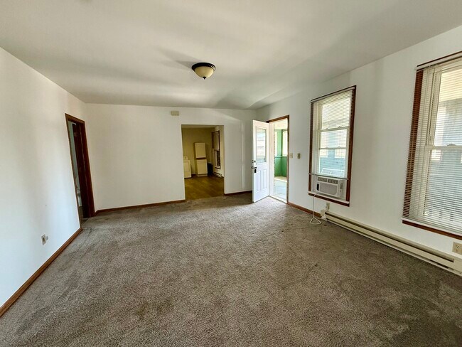 Building Photo - 148 N Sycamore St