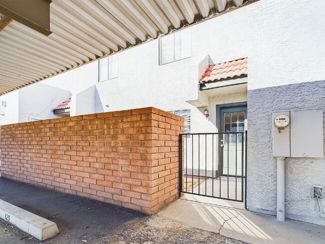 Building Photo - Charming Phoenix Townhouse