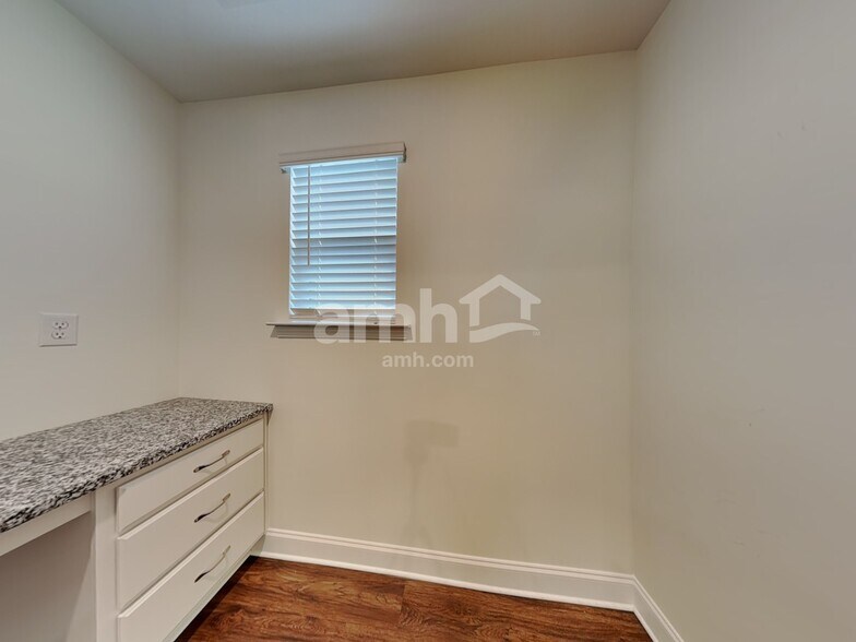 Building Photo - 183 Larragan Dr