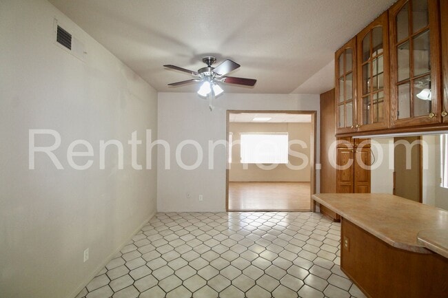 Building Photo - 10952 Parkdale Ave