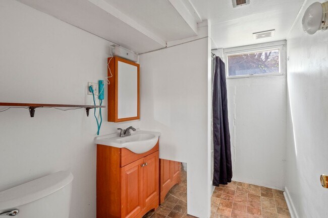 Building Photo - 4+ bed 2 bath available center of campus v...
