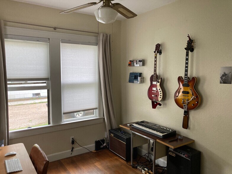 4/21/21 front smaller bedroom - 1307 E 28th St