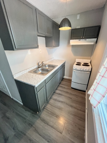 Building Photo - 1403 5th Ave