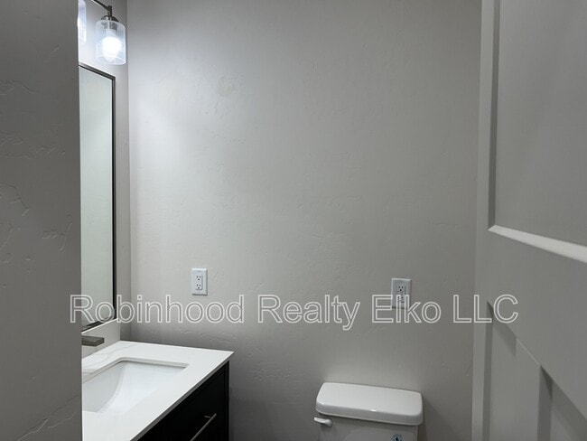 Building Photo - 2433 5th St