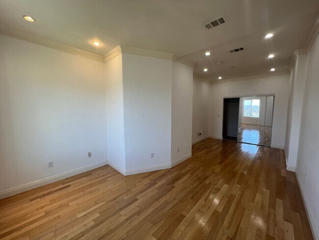 Building Photo - 610 Cross Ave