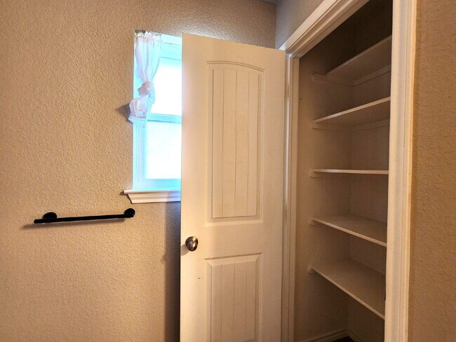 Building Photo - 4633 Stonehaven Dr