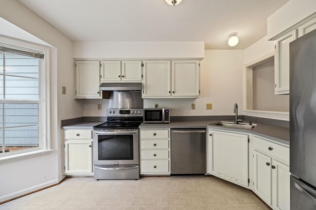 Building Photo - 3203 Gateway Cir