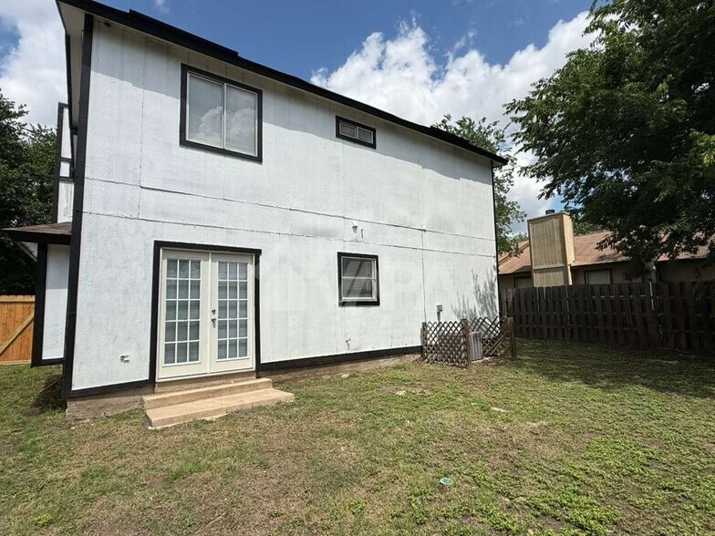 Building Photo - 3230 Bear Springs Dr