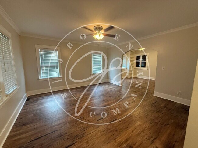 Building Photo - Charming 4 bedroom 2 bathroom close to the University of Toledo.