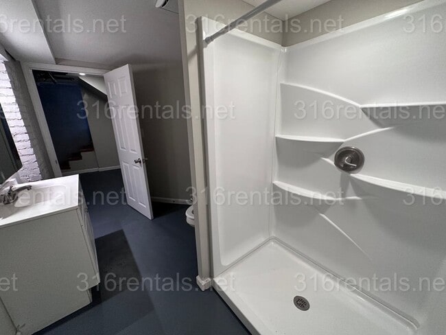 Building Photo - $825 - 3 bed 1 bath - Beautiful apartment ...