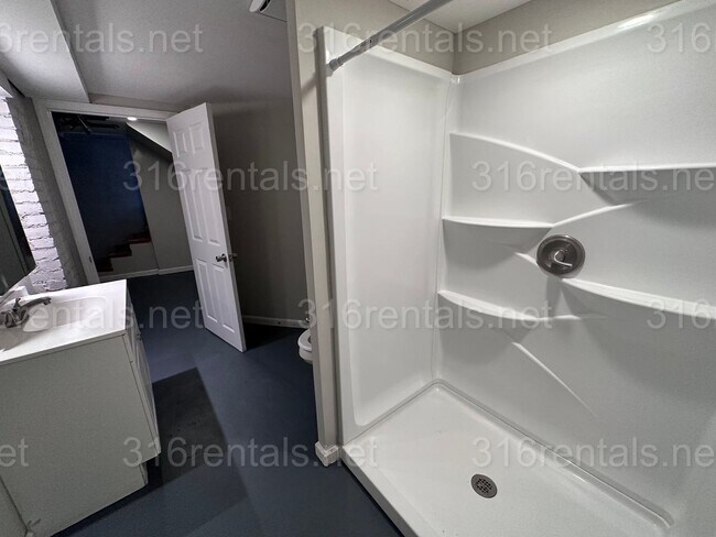 Building Photo - $875 - 3 bed 1 bath - Beautiful apartment ...