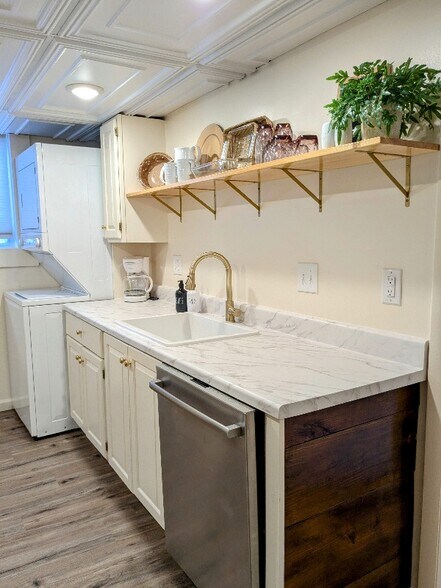 Building Photo - 564 Walton Ave