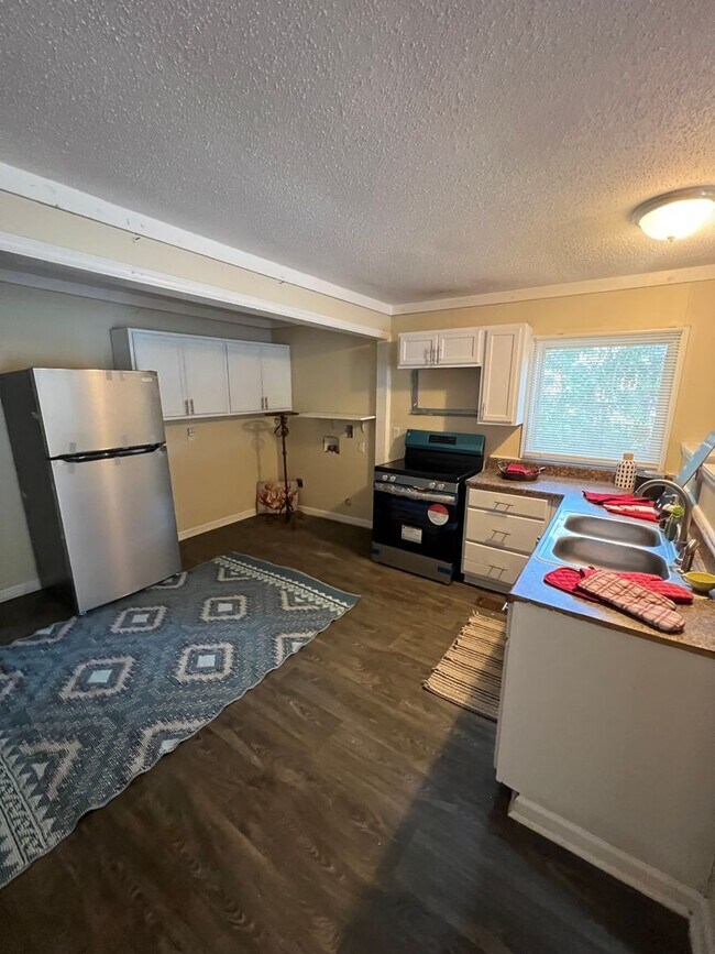 Building Photo - 2 Bed House! DEPOSIT-FREE Renting option thru OBLIGO! Deposit Alternative available.