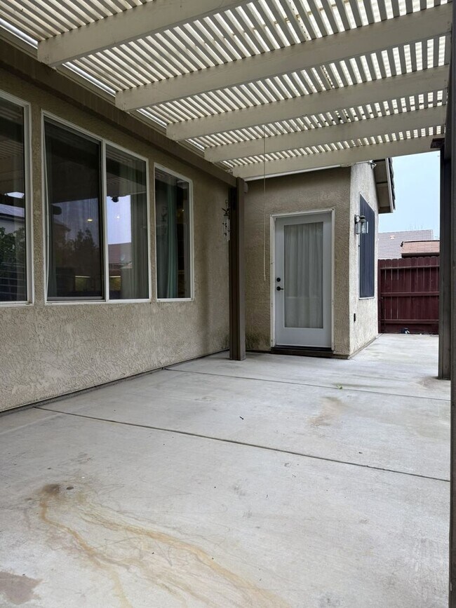 Building Photo - Polished and Chic 4/2 Available NOW!!