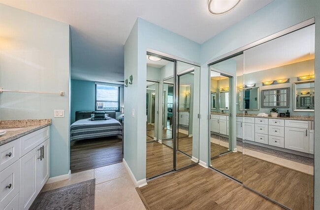 Building Photo - 6291 Bahia Del Mar Cir N